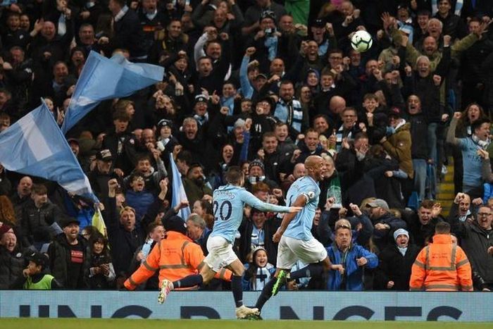 Vincent Kompany đã ghi 20 bàn cho CLB chủ sân Etihad nhưng đây mới là lần đầu tiên trung vệ người Bỉ làm tung mành lưới đối thủ từ một cú dứt điểm ngoài vùng cấm.