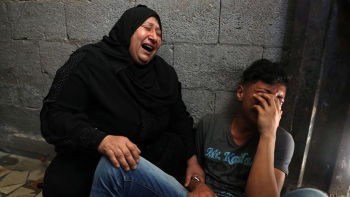 Người thân đau buồn khi một thanh niên 22 tuổi người Palestine thiệt mạng trong đợt không kích của Israel vào dải Gaza. Những cuộc đụng độ giữa 2 bên trong vòng 1 năm qua, đặc biệt là kể từ khi Mỹ chuyển đại sứ quán nước này tại Israel về Jerusalem, đã khiến 200 người Palestine thiệt mạng. Ảnh: Reuters.
