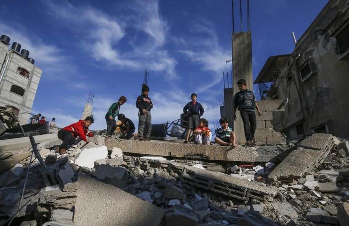 Trẻ em Palestine chơi đùa trên đống đổ nát của một tòa nhà ở phía nam dải Gaza, khung cảnh rất bình thường ở khu vực này trong hàng thập kỷ qua. Ảnh: AFP.