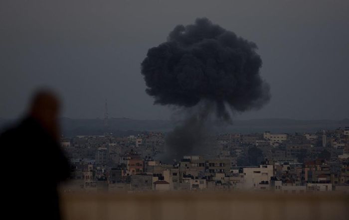 Sau khi 4 dân thường Palestine bị quân đội Israel giết hại trong 2 sự kiện riêng rẽ, hơn 400 quả rocket đã được bắn từ dải Gaza sang lãnh thổ Israel. Chính quyền Tổng thống Netanyahu đáp lại với 250 cuộc công kích vào các địa điểm trên dải đất này. Ảnh: AP.