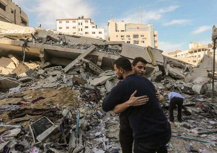 23 người Palestine đã thiệt mạng trong các cuộc không kích của quân đội Israel, bao gồm 2 phụ nữ mang thai và 2 trẻ em. Bốn người thiệt mạng bên phía Israel. Đây là quang cảnh đổ nát tại thành phố Gaza, nơi 2 triệu người Palestine đang phải sống trong điều kiện thiếu thốn. Ảnh: AFP.