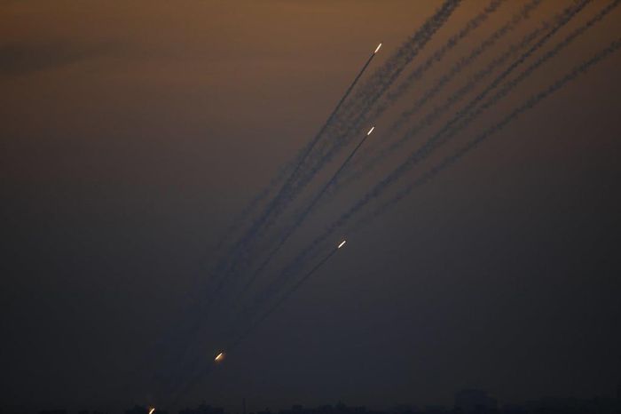 Hàng loạt quả rocket được các nhóm vũ trang Palestine bắn sang lãnh thổ Israel từ dải Gaza. Ảnh: AP.