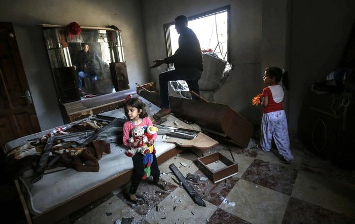 Căn phòng của một gia đình ở Gaza bị phá hủy trong đợt công kích của không quân Israel. Chỉ trong ngày 4/5, ba người Palestine và một người Israel thiệt mạng trong các cuộc pháo kích và trả đũa giữa hai bên. Ảnh: AFP.