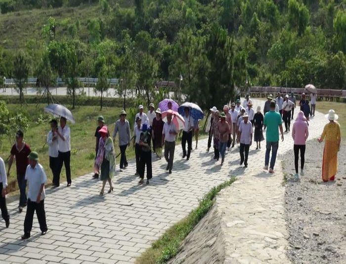 Dù thời tiết tại Quảng Bình nắng nóng nhưng hàng ngàn người dân vẫn về với Vũng Chùa – Đảo Yến dâng hương hoa, tưởng nhớ Đại tướng