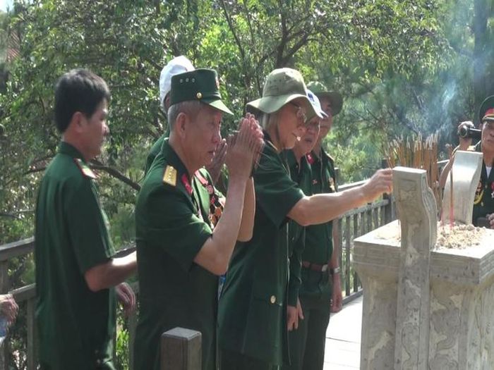 Đoàn cán bộ của Ban Liên lạc quân tình nguyện Việt Nam giúp Lào tại TP HCM, dâng những nén hương lên phần mộ Đại tướng