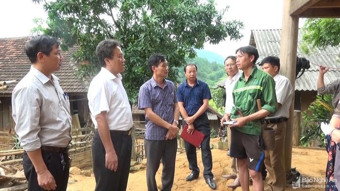 Các đồng chí lãnh đạo Huyện ủy, UBND huyện Quế Phong, thăm hỏi, động viên gia đình có nhà bị sập. Ảnh: Ngọc Tăng