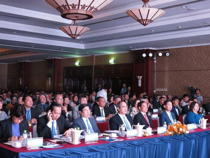 Bí thư Thành ủy TP.HCM Nguyễn Thiện Nhân (thứ tư từ trái qua), Chủ tịch UBND Nguyễn Thành Phong cùng lãnh đạo TP.HCM trong hội nghị.