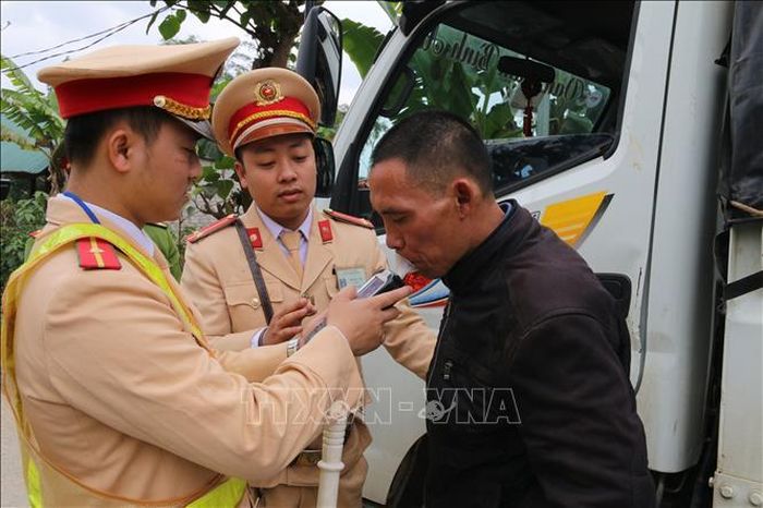 Lực lượng cảnh sát giao thông Yên Bái kiểm tra nồng độ cồn đối với người điều khiển phương tiện giao thông cơ giới đường bộ. Ảnh: Việt Dũng/TTXVN