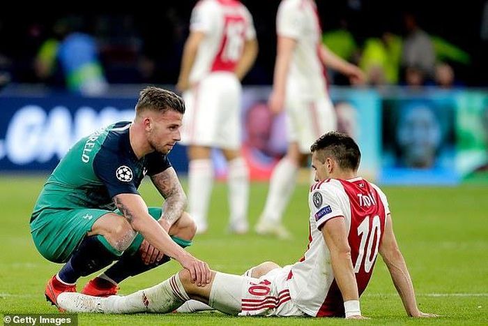 Alderwiereld tới an ủi đội bóng cũ Ajax khi phải nhận trận thua tức tưởi. Ảnh: Getty.