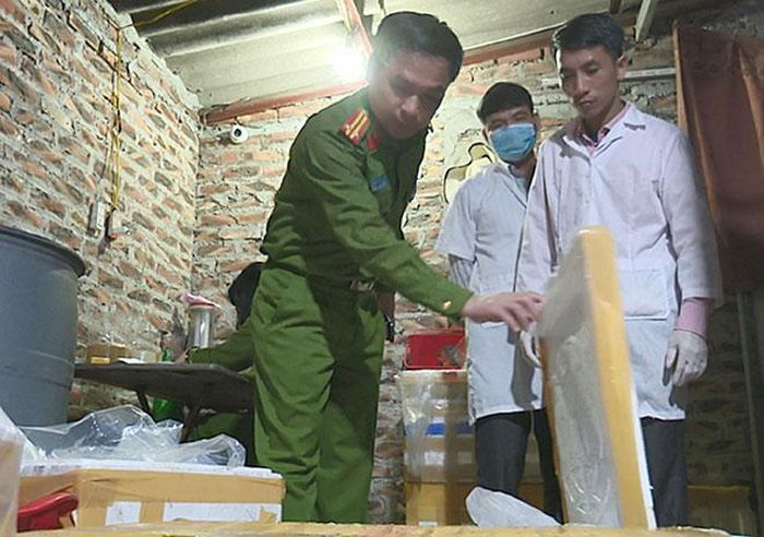 Công an thành phố Hà Nội phối hợp với Thanh tra Sở NN&amp;PTNT kiểm tra cơ sở kinh doanh thủy sản Thanh Ngát (huyện Sóc Sơn), phát hiện các đối tượng đang bơm tạp chất vào tôm.