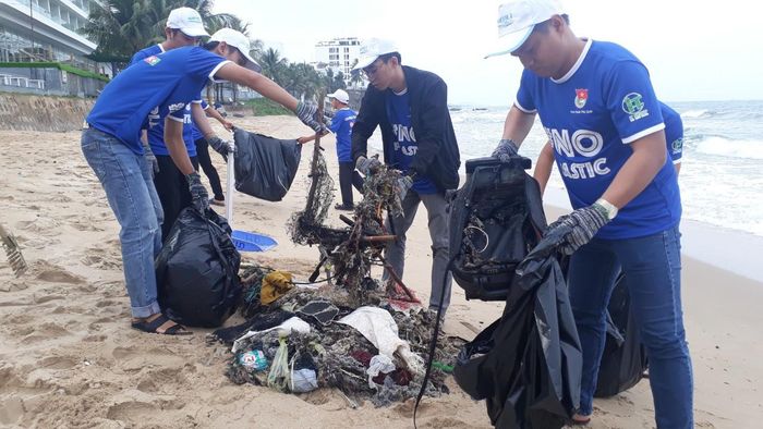 Phú Quốc ô nhiễm trầm trọng: Thanh niên ra quân chống rác thải nhựa ...