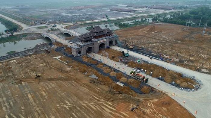 Cổng phía ngoài dẫn vào khu đại lễ.