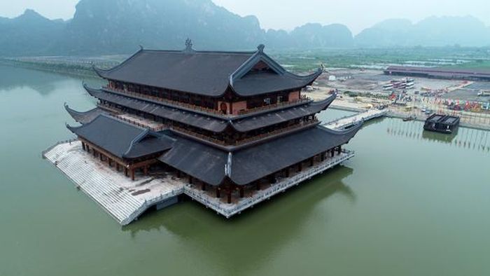 Trung tâm Hội nghị Quốc tế phục vụ đại lễ Phật Đản Liên Hiệp Quốc Vesak 2019 được xây dựng với mô hình giống chiếc thuyền nổi trên mặt hồ.