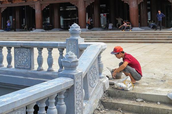 Trong thời gian gần đây, mỗi ngày hơn 2.000 người làm việc trên quần thể chùa Tam Chúc.