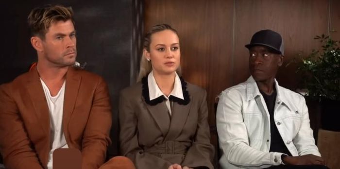 Khán giả phân tích biểu cảm từ video và suy đoán Brie Larson bị Chris Hemsworth và Don Cheadle ghét.