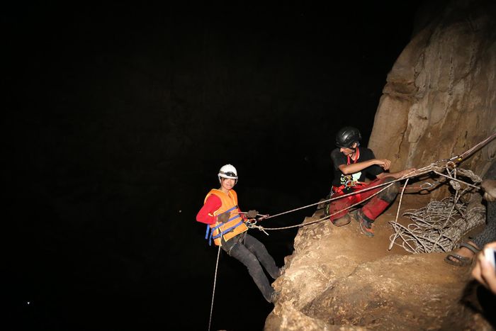 Thanh Nga đu dây xuống hố sâu 40m trong hang Na Phòng, Bắc Kạn