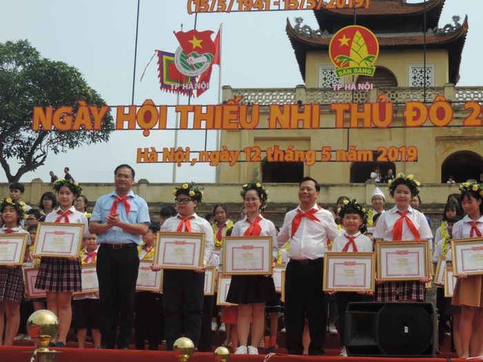 Trao tặng Bằng khen cho các học sinh tiêu biểu