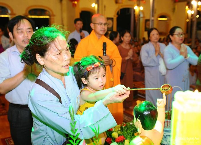Mỗi người con Phật hằng mong mỏi được hạnh phúc, an yên trong mùa Phật đản sinh; cùng trau dồi thân tâm xứng đáng là người con Phật. Ảnh: Thành Cường