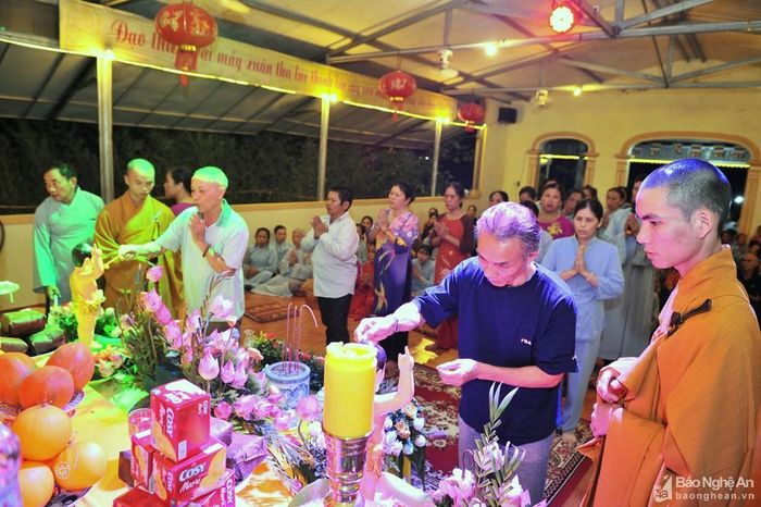 Tham gia lễ tắm Phật, mọi người cùng khấn nguyện, xin từ bỏ mọi ý nghĩ xấu, xin làm mọi việc lành và xin giúp đỡ mọi loài chúng sinh. Ảnh: Thành Cường