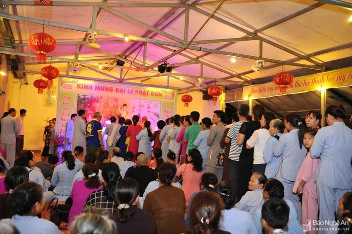 Buổi lễ diễn ra trong không khí hân hoan, an lạc thắm tình đạo vị của giáo lý Phật Đà, cùng chắp tay nguyện cầu cho thế giới hòa bình, chúng sinh an lạc cho con người biết thương yêu. Ảnh: Thành Cường
