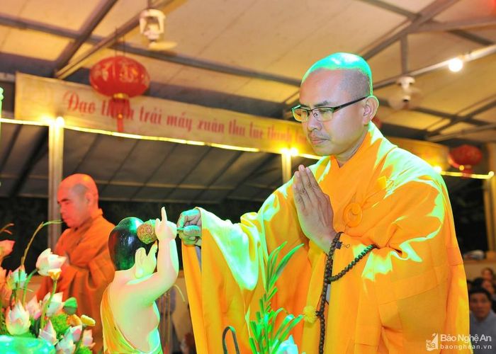 Sau nghi thức dâng hương, nguyện cầu Đức phật gia hộ, Đại đức Thích Định Tuệ khai lễ tắm Phật. Ảnh: Thành Cường