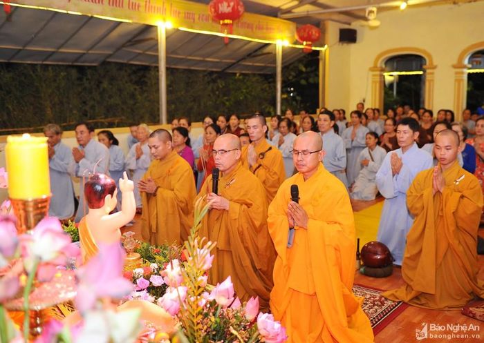 Tại buổi Đại lễ, các tăng ni, khách quý cùng hàng trăm phật tử đã tham gia niệm phật, tiến hành nghi lễ dâng hoa, dâng hương. Ảnh: Thành Cường