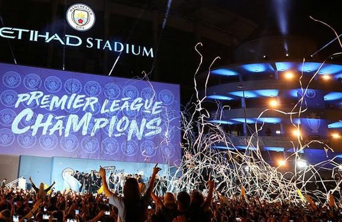 Sân Etihad mở hội chào đón những người hùng trở về. Ảnh: Daily Mail