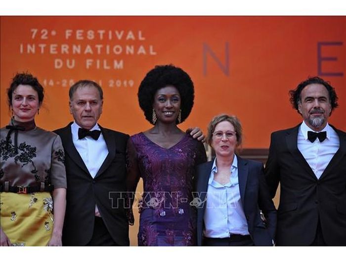  Từ trái sang: Các thành viên hội đồng giám khảo Alice Rohrwacher, Enki Bilal, Maimouna N'Diaye, Kelly Reichardtand và Chủ tịch Hội đồng giám khảo Alejandro Gonzalez Inarritu tại lễ công chiếu phim "The Dead Don't Die" 