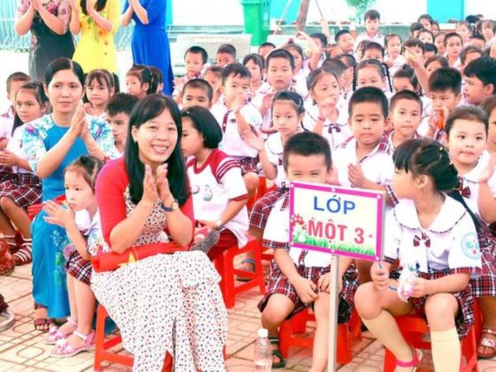 Học sinh Trường Tiểu học Huỳnh Văn Bánh (huyện Bình Chánh) trong một buổi sinh hoạt dưới cờ. 