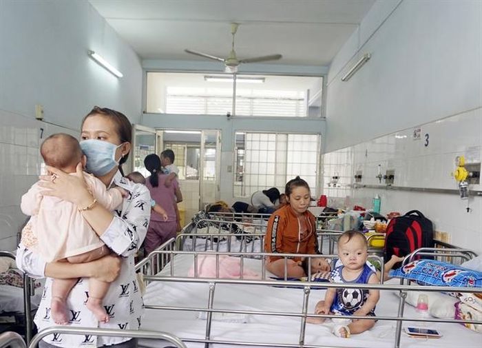 Đưa trẻ đến các cơ sở y tế gần nhất để kịp thời khám, điều trị.
