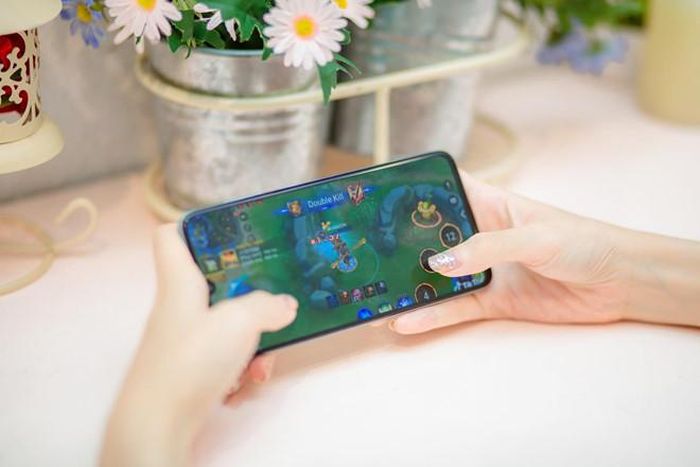 Máy có màn hình rộng, hiển thị sắc nét giàu chi tiết giúp các hình ảnh, hay cảnh đồ họa game trở nên ấn tượng. 
