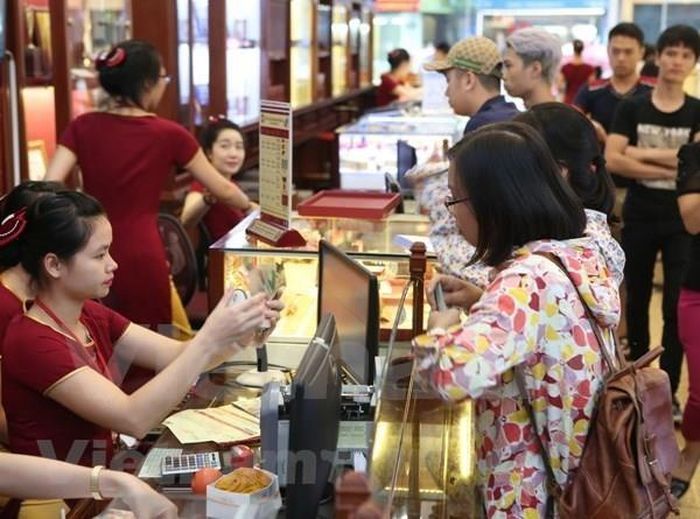 Giao dịch vàng tại Bảo Tín Minh Châu. (Ảnh: Vietnam+)