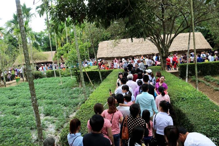 Ban quản lý khu Di tích Kim Liên cho biết, có hàng vạn du khách hành hương về quê Bác. Ảnh: Huy Thư