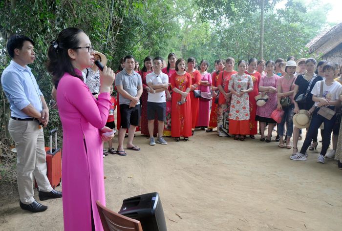 Nhiều du khách xúc động khi nghe thuyết minh kể về quãng đời thơi ấu của Người. Ảnh: C.K