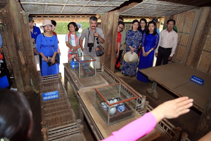 Du khách chăm chú lắng nghe giới thiệu về tuổi thơ, gia đình và quê hương Chủ tịch Hồ Chí Minh. Ảnh: Hồ Phương