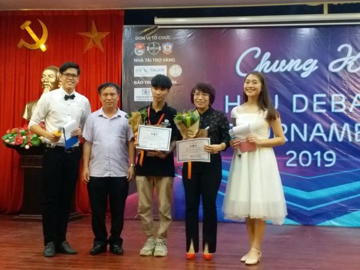 Đại diện Nhà trường lên tặng hoa và quà lưu niệm cho hai nhà tài trợ 