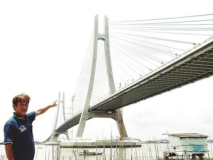 Ông Nguyễn Tấn Hưng (60 tuổi) vui mừng nói: “Cầu Vàm Cống được khánh thành là mơ ước của tôi và bà con vùng này” 
