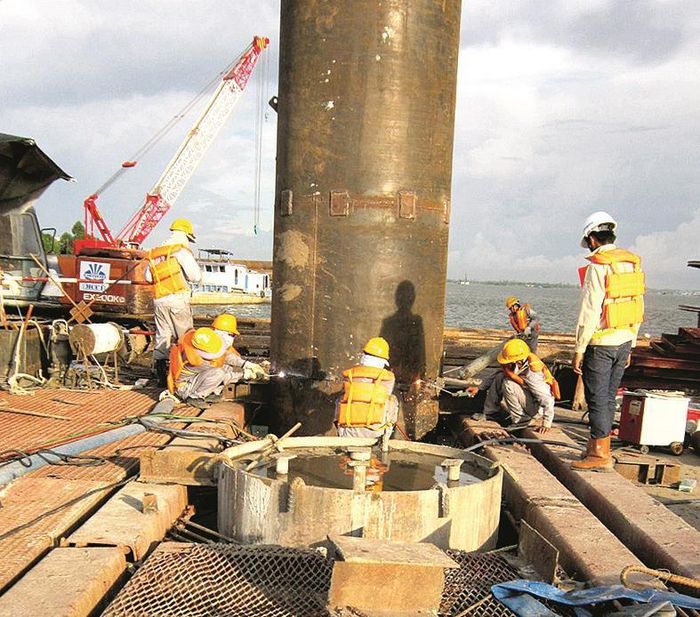 Công nhân Công ty Thi công cơ giới 1 (Cienco 1) thi công tháp trụ đầu tiên của cầu Vàm Cống 