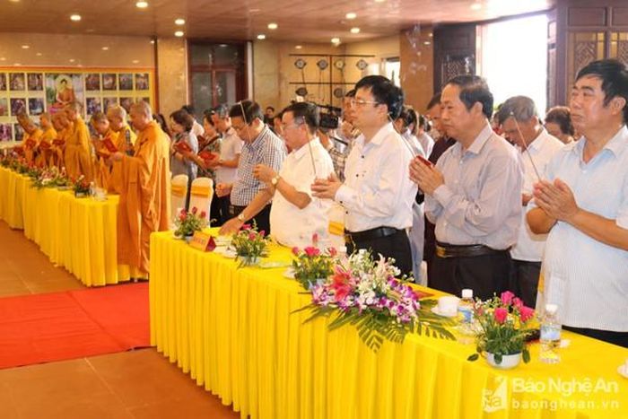 Nghi thức dâng hương niệm Phật.