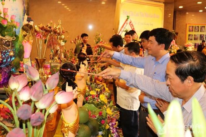 Nghi thức tắm Phật mừng lễ Phật đản.