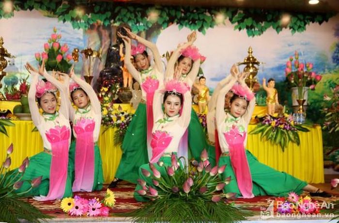 Nhiều tiết mục văn nghệ đặc sắc của các chùa trong tỉnh chào mừng buổi lễ.