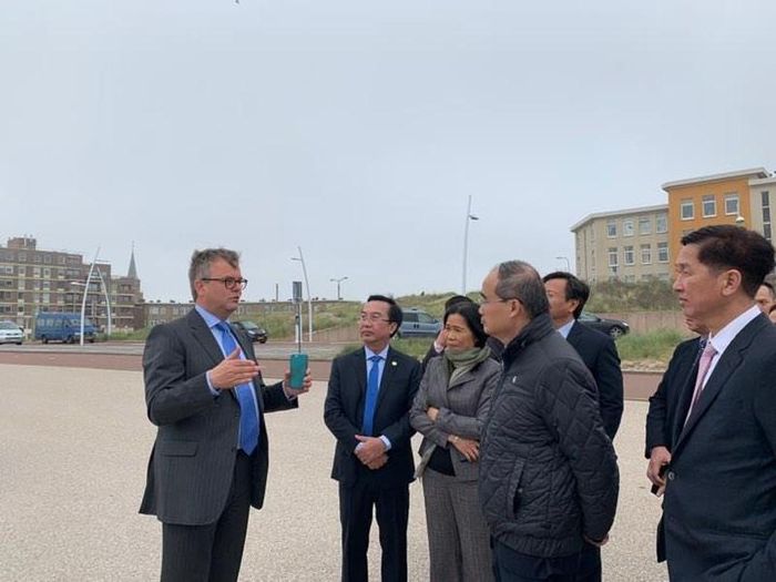 Ủy viên Bộ Chính trị, Bí thư Thành ủy Nguyễn Thiện Nhân thăm công trình đê đa chức năng Scheveningen chiều 20-5. Ảnh: ĐỨC HIỂN