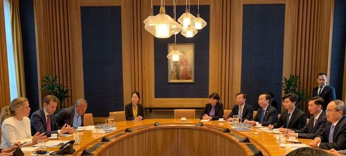 Cuộc làm việc giữa bà Carola Schouten (bìa trái) và đoàn lãnh đạo cấp cao TP.HCM do ủy viên Bộ Chính trị, Bí thư Thành ủy Nguyễn Thiện Nhân (bìa phải) làm trưởng đoàn tại Hague chiều 20-5. Ảnh: ĐỨC HIỂN