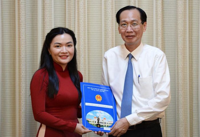 Ông Lê Thanh Liêm trao quyết định cho bà Võ Thị Ngọc Thúy 