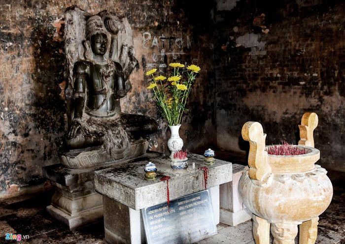 Không gian thờ nữ thần Siva làm bằng đá thiêng liêng của tháp chính cụm tháp Bánh Ít. Quần thể tháp Chăm còn được đưa vào tập sách “1.001 công trình kiến trúc phải đến trong cuộc đời” của một nhóm tác giả người Anh, do cây bút chuyên viết về kiến trúc Mark Irving làm chủ biên.