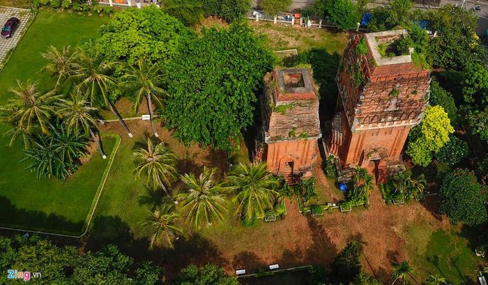 Tháp Đôi ở phường Đống Đa (TP Quy Nhơn) được xây vào cuối thế kỷ 12, kề bên nhau giống cặp tình nhân. Về phố biển thăm di tích tháp Đôi, du khách thích thú khi nghe câu ca dao ca ngợi tình yêu chung thủy, son sắt: Cầu Đôi nằm cạnh tháp Đôi/Vật vô tri còn đèo bòng duyên đôi lứa huống chi tôi với mình. Hay như: Cầu Đôi liền với tháp Đôi/Quanh năm quấn quýt như tôi với nàng… 