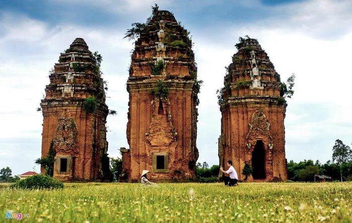 Du khách chụp ảnh lưu niệm giữa khung cảnh thơ mộng ở tháp Dương Long. Đây là ngôi tháp gạch cao nhất Đông Nam Á với chiều cao tháp Giữa 42 m, tháp Nam 36 m, tháp Bắc 34 m... Xuất phát từ trung tâm TP Quy Nhơn, du khách có thể đi ôtô hoặc xe máy trong vòng bán kính 40 km có thể khám phá các tháp Chăm cổ ở miền "đất Võ, trời Văn". Không chỉ có quy mô cao nhất trong các tháp Chăm còn lại ở Việt Nam, cụm tháp Dương Long còn có kiến trúc độc đáo, đặc biệt là các hoa văn, họa tiết chạm khắc tinh tế trên những phiến đá. Hiện Bình Định còn 8 cụm với 14 tháp Chăm nổi tiếng gồm tháp Bánh Ít, Dương Long, tháp Đôi, Cánh Tiên, Phú Lốc, Thủ Thiện, Bình Lâm và Hòn Chuông (còn là chân đế).