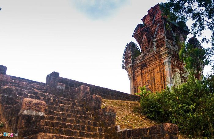 Phần phía ngoài của góc tường tháp Cánh Tiên được ốp bằng những phiến đá sa thạch có chạm khắc hoa dây xoắn và góc các diềm mái của tháp cũng được làm bằng đá. Đây là hiện tượng độc nhất trong lịch sử kiến trúc tháp Chămpa. Tháp cao gần 20 m được xây vào thế kỷ 12, là một trong những tháp Chăm điển hình cho phong cách kiến trúc Bình Định.