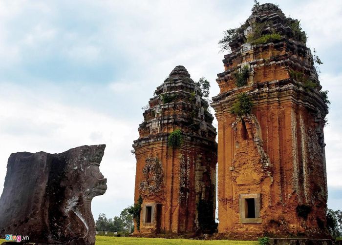 Quá trình khai quật, các nhà khảo cổ đã tìm thấy ở đây hàng nghìn tác phẩm điêu khắc đá gồm những vị thần trong nhiều tư thế, vũ điệu, hình ngực phụ nữ, các loại hoa lá, các loài thú như voi, khỉ, rắn, chim thần Garuda, Kala, thủy quái Makara... Các cụm đền tháp nằm xung quanh kinh thành Đồ Bàn xưa, nay thuộc huyện Tuy Phước, Tây Sơn, thị xã An Nhơn và TP Quy Nhơn.