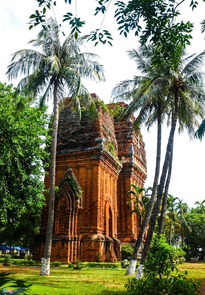 Những thân dừa cổ thụ tạo không gian xanh, thơ mộng bên di tích lịch sử văn hóa tháp Đôi. Theo các nhà nghiên cứu, tháp có niên đại cuối thế kỷ 11, đầu thế kỷ 13, thời kỳ vương quốc Chămpa gặp nhiều biến động. Tháp có cấu trúc độc đáo, gồm hai tháp, tháp lớn cao khoảng 20 m, tháp nhỏ cao 18 m, cửa chính của hai tháp đều quay về hướng nam. 